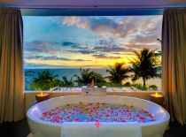 Villa Malimbu Cliff, Master Bathroom